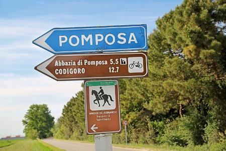 Wegweiser zur Abtei von Pomposa.