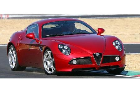 So fährt der Alfa Romeo 8C: Alfa Romeo hat mit dem 8C ein hinreißend attraktives und sportliches Coupé entwickelt. Die Karos...