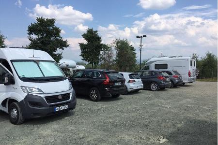 Leider ist auch das Realität: Der Parcheggio Camper Santa Lucia bei San Gimignano wird von Tagesbesuchern häufig als Parkpla...