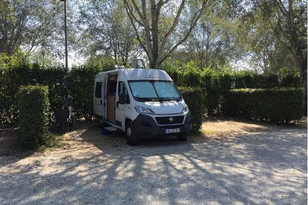 In Lucca fühlten wir uns auf dem Area Attrezzata Camper Il Serchio durch die großen Parzellen wie auf dem Campingplatz.