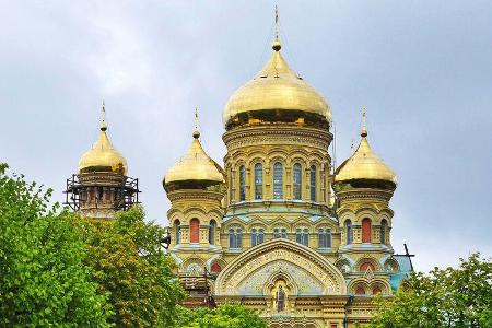 Außen prachtvoll, innen karg: Nikolai-Kathedrale in Liepajas Stadtteil Karosta in Lettland. Außen prachtvoll, innen karg: Nikolai-Kathedrale in Liepajas Stadtteil Karosta in Lettland.