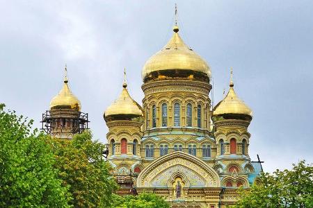 Außen prachtvoll, innen karg: Nikolai-Kathedrale in Liepajas Stadtteil Karosta in Lettland.