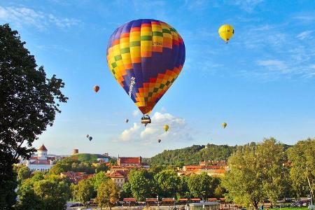 Ballons über Litauens Hauptstadt Vilnius