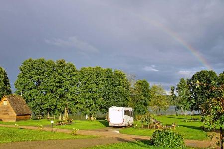 Camping Apalkalns ist direkt am Seeufer gelegen