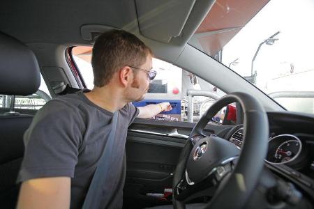 VW Golf 2.0 TDI Highline, Cockpit, Lenkrad