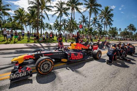 Max Verstappen - Red Bull USA Roadtrip - Showrun - Formel 1 2018