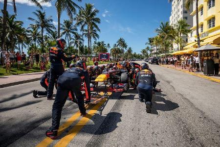Max Verstappen - Red Bull USA Roadtrip - Showrun - Formel 1 2018