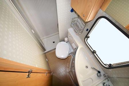 Die separate Dusche ist typisch für den Bürstner T.