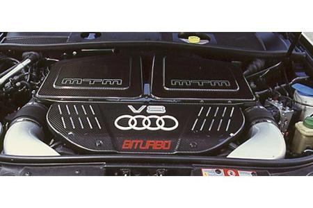 Der Basis-Motor stammt nämlich aus dem S6 und wird umfangreich modifiziert und Zeit raubend mit dem Schaltgetriebe kombiniert.