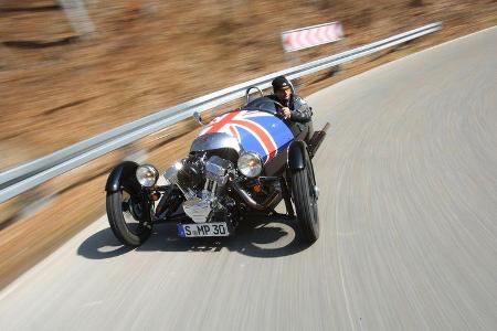 Morgan Threewheeler, Frontansicht, Kurvenfahrt