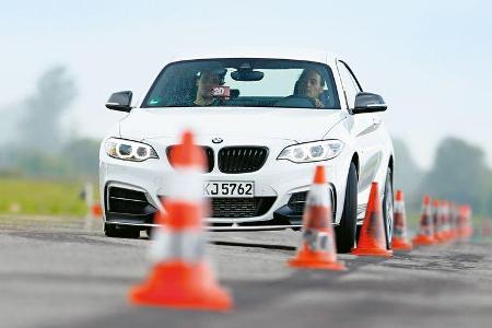 BMW M235i, Frontansicht, Slalom