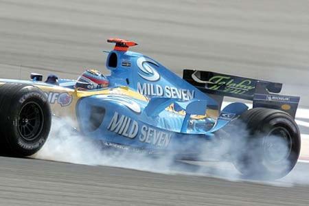Zu Saisonbeginn fährt Fernando Alonso noch mit großem Einsatz.