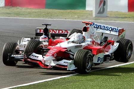 Jenson Button und Jarno Trulli können sich in Japan nicht über die Vorfahrt einigen.