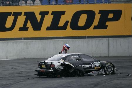 Doch dann ein böses Foul gegen Winkelhock. Der Schiedsrichter musste auf der Piste für Sicherheit sorgen.