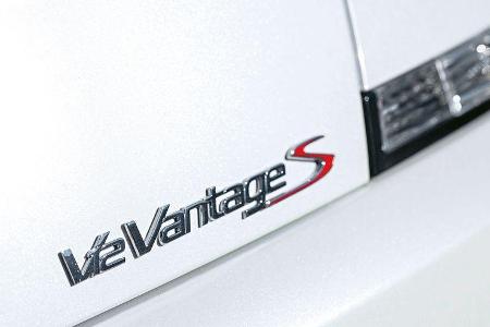 Aston Martin V12 Vantage S, Schriftzug, Typenbezeichnung