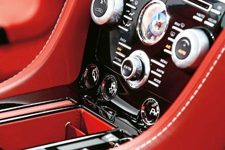 Aston Martin V12 Vantage S, Bedienelemente