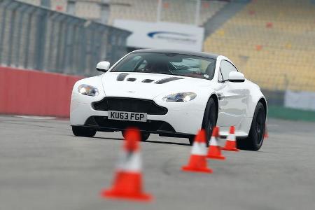 Aston Martin V12 Vantage S, Frontansicht, Slalom