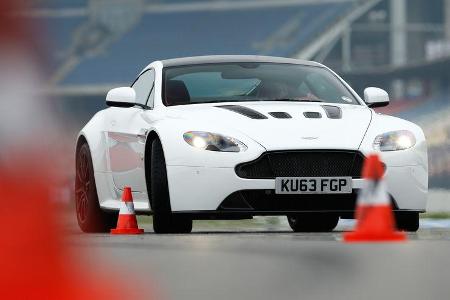Aston Martin V12 Vantage S, Frontansicht, Slalom