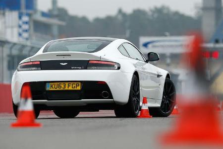 Aston Martin V12 Vantage S, Heckansicht, Slalom
