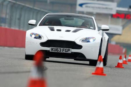 Aston Martin V12 Vantage S, Frontansicht, Slalom