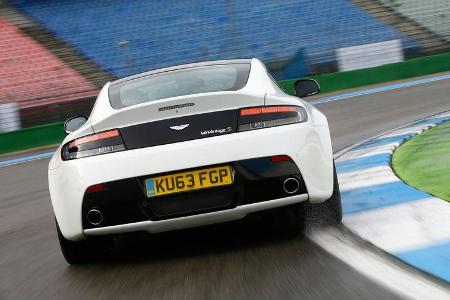 Aston Martin V12 Vantage S, Heckansicht