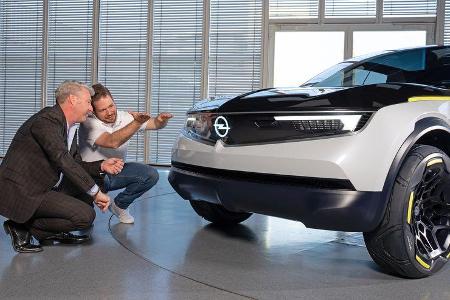 Malcom Ward, bei Opel fürs Exterieur-Design verantwortlich, erklärt auto motor und sport-Redakteur Jochen Knecht das künftig...