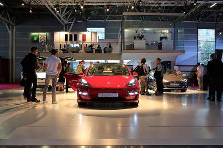 Tesla: Messestand Pariser Autosalon 2018