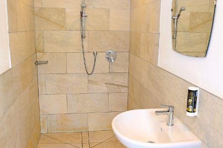 Bad mit Dusche und Waschbecken in modernem Stil