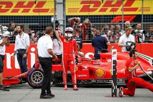 Sebastian Vettel feiert 55.Pole Position
