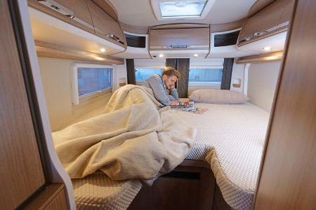 Malibu Van 640 LE: Gemütliches Nachtlager mit voll unterfederten Betten und vielen Ablagen.