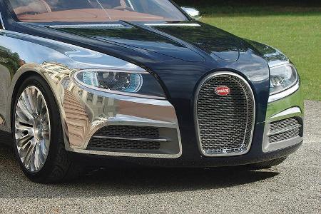 Die modernen Scheinwerfer flanieren den bekannten Bugatti-Kühler.