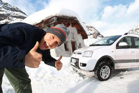 Fiat Panda 4X4, Seitenansicht, Berghütte, Redakteur