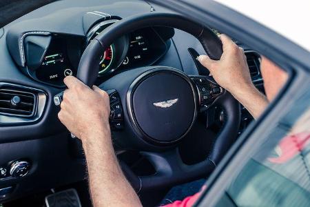 Aston Martin Vantage V8, Interieur