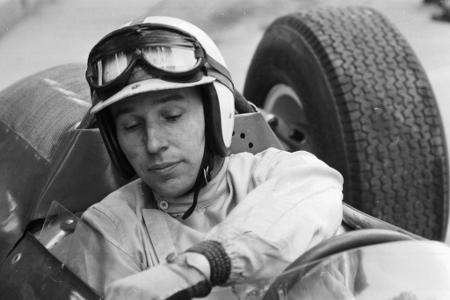 Den umgerechnet größten Rückstand bisher holt John Surtees auf. Der Brite triumphiert im Ferrari, obwohl er nach fünf von ze...