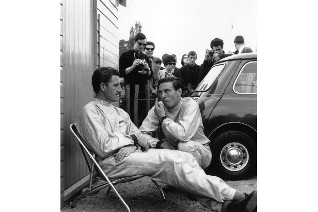 Doch seine Konkurrenten Graham Hill und Jim Clark fahren in den letzten vier Rennen nur noch jeweils einmal in die Punkte. S...