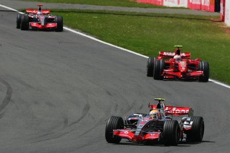 Aber auch Ferrari kann Aufholjagd: Kimi Räikkönen hat den WM-Führenden Lewis Hamilton 2007 im McLaren schon fast aus den Aug...