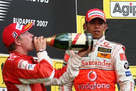 Aber Hamilton und Alonso sind zu sehr mit ihrer Privatfehde beschäftigt, der 'Iceman' nutzt seine Gelegenheit und hat am End...