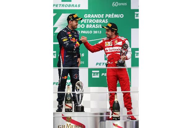 In einem dramatischen Saisonfinale in Brasilien, Vettel fällt nach dem Start auf den letzten Rang zurück, schnappt er sich s...