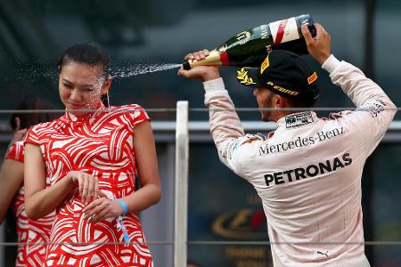 Während Webbers Sturz belächelt wird, gibt es zwei jahre später beim China Grand Prix Aufruhr. Lewis Hamiltons Schampus-Spri...