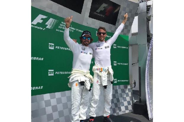 Alonso ganz oben? Nein, nur gestellt. Als der Spanier 2015 in Brasilien zufällig am Podium vorbeikommt, lässt er sich für In...