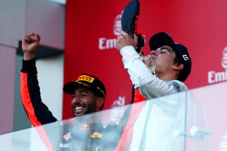 In Aserbaidschan feiert Williams-Pilot Lance Stroll 2017 seinen ersten Podest-Platz mit einem Getränk aus dem Schuh von Dani...