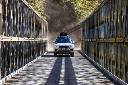 Range Rover auf Brücke