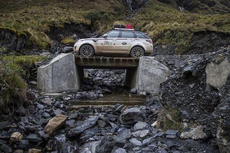 Range Rover Sport auf Brücke