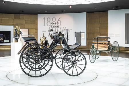 Daimler Motorkutsche - Benz Patent-Motorwagen - Mercedes-Museum