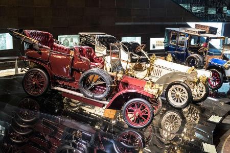 1905 Benz 18 PS Doppelphaeton (rot) - 1908 Mercedes 75 PS Doppelphaeton (weiß) - Mercedes-Museum