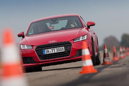 Audi TT 2.0 TFSI, Frontansicht, Slalom