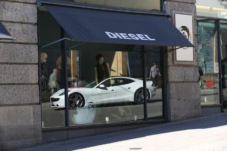 Fisker Karma, Schaufenster, Seitenansicht