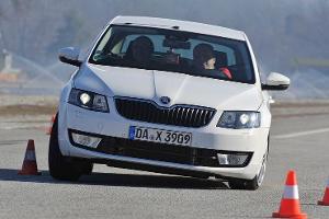 Skoda Octavia 2.0 TDI, Frontansicht, Slalom