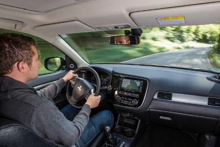Mitsubishi Outlander 2.2 Di-D 4WD Instyle, Cockpit, Lenkrad