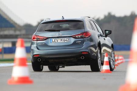 Mazda 6 2.2 D, Heckansicht, Slalom